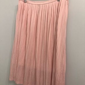 Light pink pleated flowy skirt